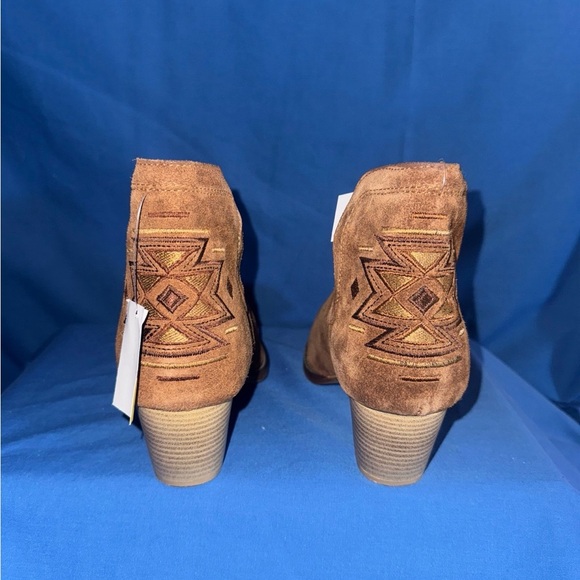 NWT Women’s Size 8 Roper Aztec Suede Brown Ankle Boots - Picture 3 of 7
